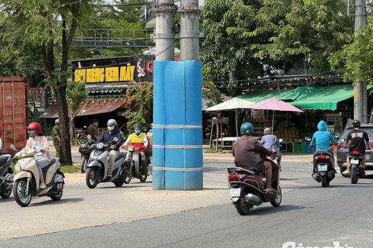 Người đàn ông mặc áo xe ôm công nghệ truy sát 2 nam thanh niên