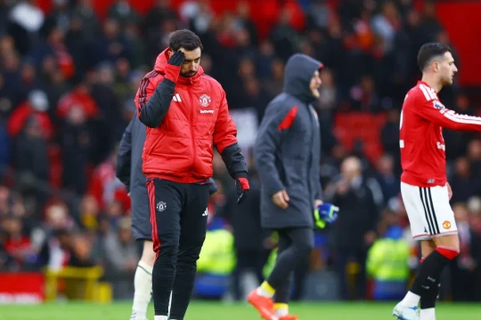 Cổ động viên Man Utd la ó Bruno Fernandes sau trận thua thảm trước Bournemouth