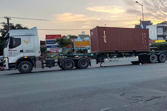 Đi đón con, người phụ nữ bị xe container cán tử vong