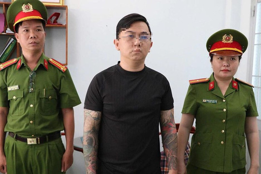 Nghi bị theo dõi, người đàn ông vô cớ tấn công người đi đường