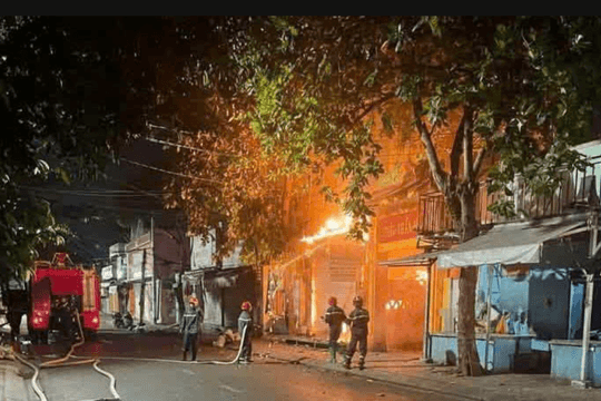 Khống chế đám cháy tại tiệm ăn