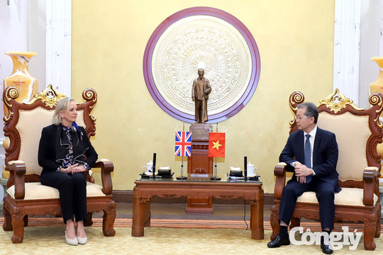 Chánh án Nguyễn Văn Quảng tiếp Chủ tịch Hội đồng Luật sư Vương quốc Anh và xứ Wales