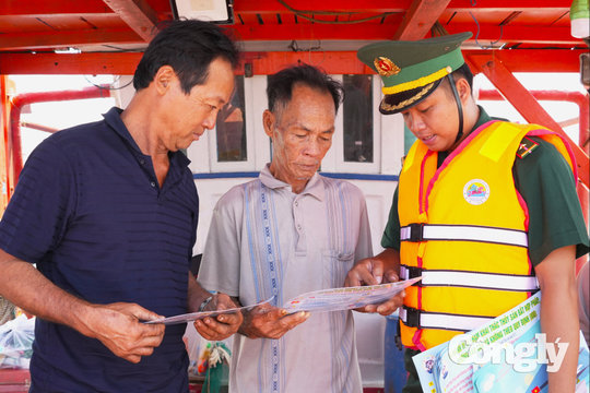 Nâng cao ý thức pháp luật cho ngư dân vươn khơi
