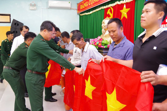 Tuyên truyền pháp luật, đồng hành cùng ngư dân vươn khơi, bám biển