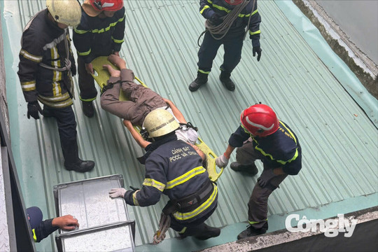 Cụ ông bị điện giật rồi rơi xuống mái tôn