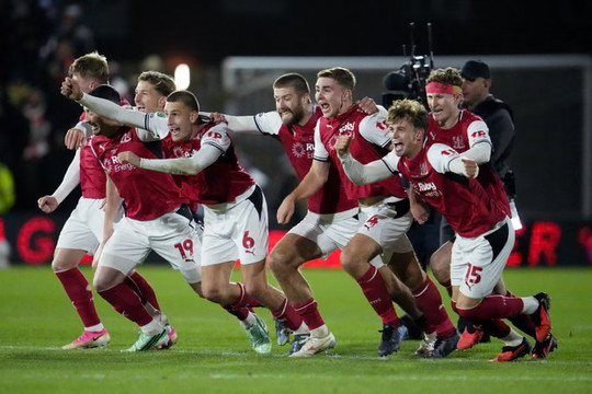 Arsenal thua sốc Fleetwood: Cú ngã đau của nhà vô địch Ngoại hạng Anh