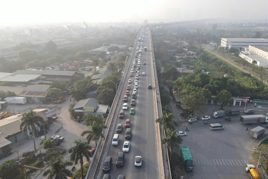 Xe tải và xe khách được lưu thông trở lại qua cầu Thăng Long