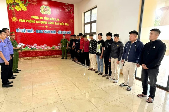 Khởi tố 13 đối tượng mang hung khí rượt đuổi nhau trên đường phố