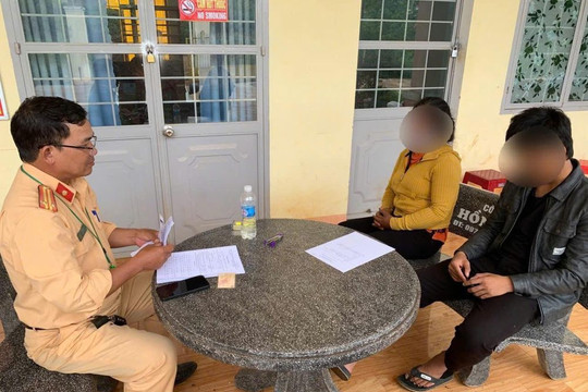 Con trai mang xe máy đi độ chế, mẹ bị phạt tiền