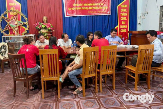 Lãnh đạo phường đi vận động người dân bàn giao mặt bằng dự án cao tốc nối TP.HCM và Đồng Nai trong đêm