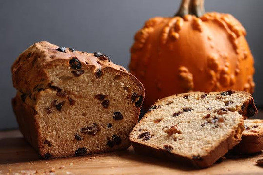 Barmbrack - Ổ bánh mì Halloween có thể dự đoán vui tương lai của người Ireland