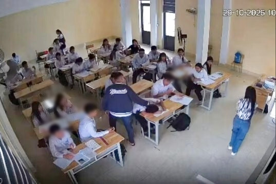Nam sinh lớp 10 bị bạn đánh, tát liên tiếp trong lớp học