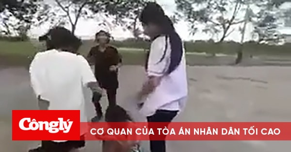 Nữ sinh lớp 6 bị bạn đánh, lột đồ