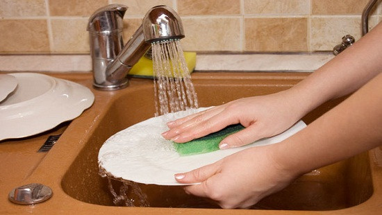 Những sai lầm phổ biến của các bà nội trợ khiến bát "bẩn" hơn sau khi rửa