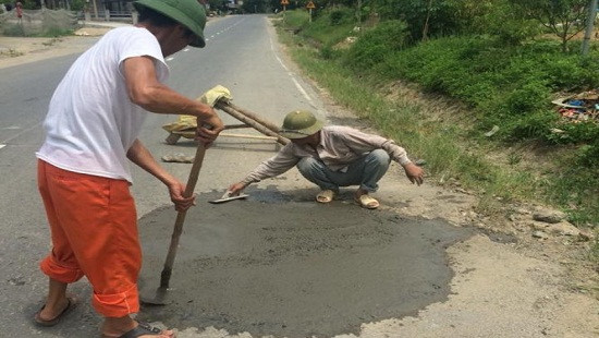 Tạm đình chỉ 15 ngày 3 cán bộ truy hỏi người dân tự ý vá đường