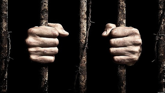 Cô gái bị giam cầm 4 năm vì trót hôn một chàng trai