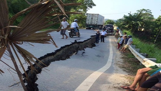 Yên Bái: Xuất hiện vết nứt lớn trên quốc lộ 32C