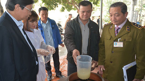 Hà Nội: Niêm phong 6 chum rượu không nhãn mác tại nhà hàng