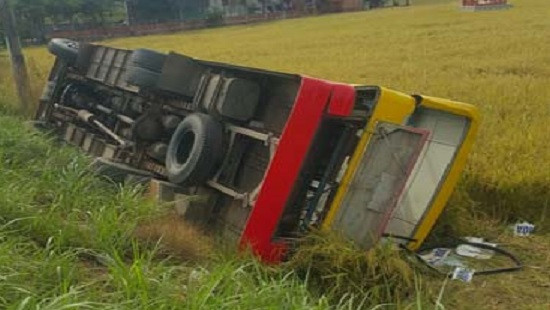 Xe buýt lật ngang dưới ruộng, 1 người chết
