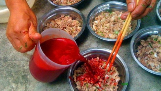 Người đàn ông hôn mê, suy hô hấp sau khi ăn tiết canh