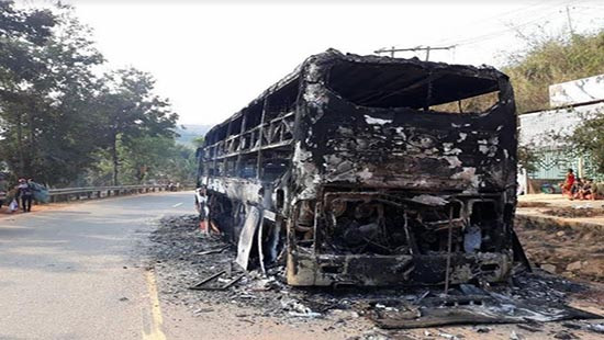 Kon Tum: Xe giường nằm bốc cháy dữ dội ngay trong đêm