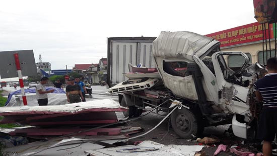 Xe tải đông lạnh nát bét khi tông container, 2 người thương vong