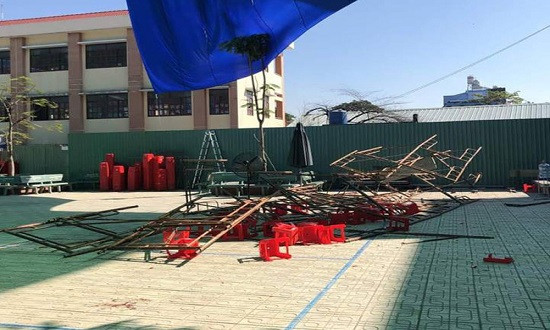 Sập giàn giáo khi đang kỷ niệm 20/11, nhiều học sinh bị thương