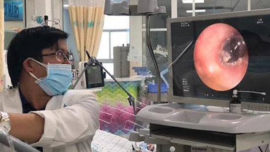 Bé 3 tuổi ngưng tim, suýt mất mạng vì hóc hạt mãng cầu