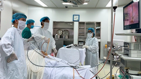 Vòi trứng bị viêm ứ mủ sau nhiều ngày đau bụng, ra khí hư