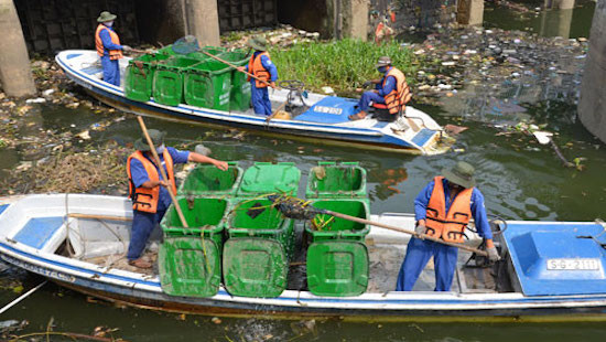 TP.HCM chi gần 30 tỷ vớt rác, lục bình trên kênh rạch