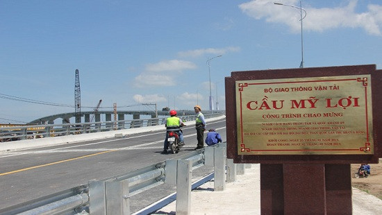 Liên tiếp 2 sà lan bị chìm do đâm vào trụ chống bảo vệ cầu Mỹ Lợi