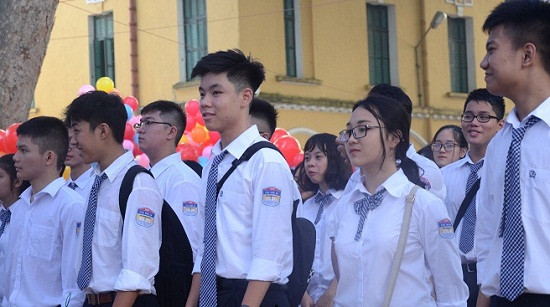 Nhiều gia đình còn phó mặc, khoán trắng việc quản lý, giáo dục con em cho nhà trường