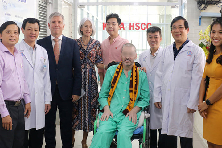 Bệnh nhân phi công người Anh xuất viện, cảm ơn Việt Nam