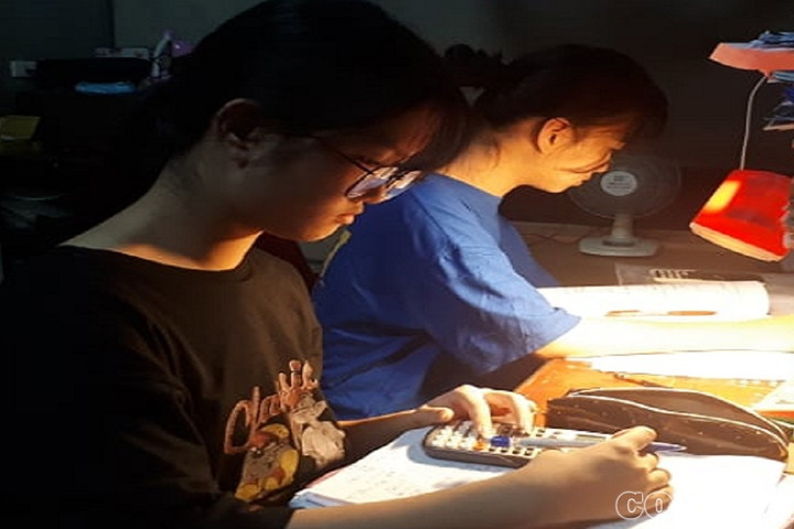 Sau 17 năm mổ tách rời, cặp song sinh Cúc - An bước vào kỳ thi THPT năm 2020