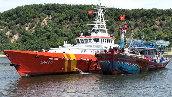 Cứu nạn thành công tàu cá gặp nạn cùng 19 ngư dân trên biển