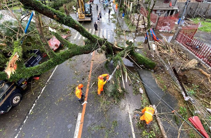 Siêu bão Goni đổ bộ, "hoành hành" Philippines, 10 người thiệt mạng