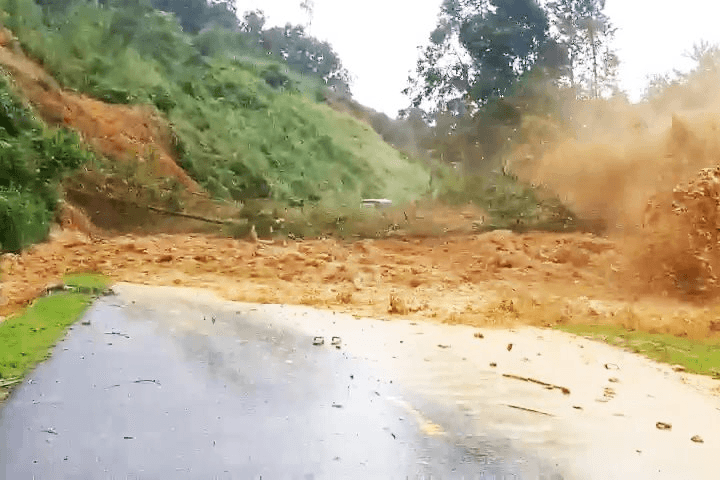 Video khoảnh khắc kinh hoàng sạt lở núi ở Quảng Nam
