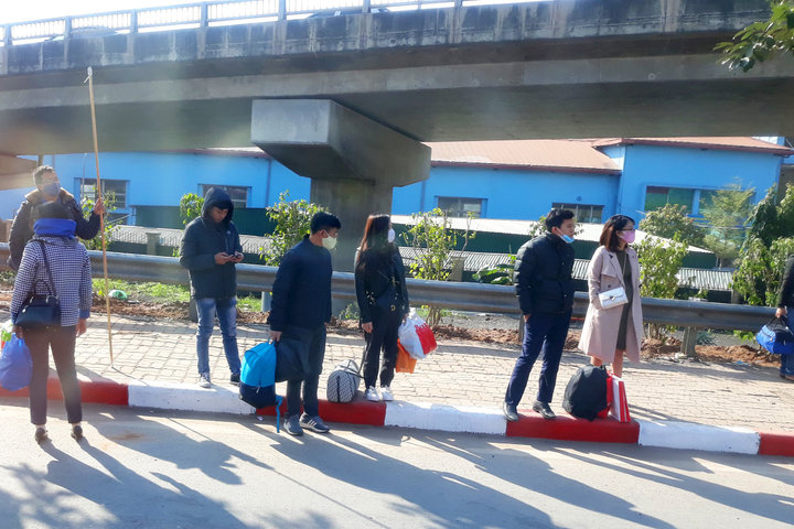 Hà Nội: Người dân mòn mỏi chờ đón xe về quê nghỉ Tết Dương lịch 2021