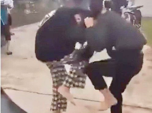Yêu cầu báo cáo vụ 2 hai nữ sinh đánh nhau giữa đường