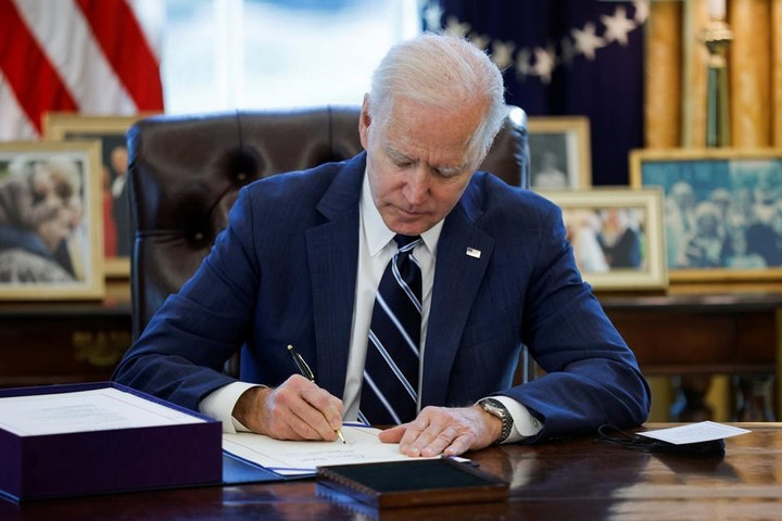Tổng thống Biden ký gói cứu trợ COVID-19 lớn nhất lịch sử nước Mỹ 