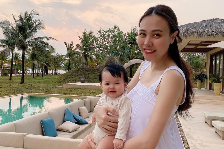 Bà xã Cường Đô La khoe ảnh chụp bên cạnh công chúa nhỏ kèm đôi lời nhắn nhủ cực ngọt ngào