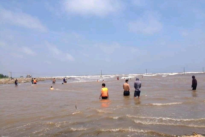 Tìm thấy thi thể của 2 trong số 3 học sinh bị sóng cuốn mất tích ở Nam Định