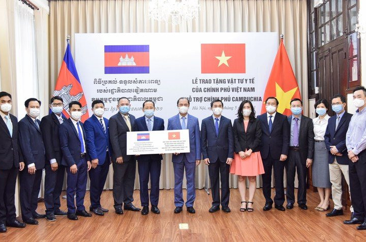 Việt Nam tặng 800 máy thở, 2 triệu khẩu trang y tế cho Campuchia phòng chống Covid-19