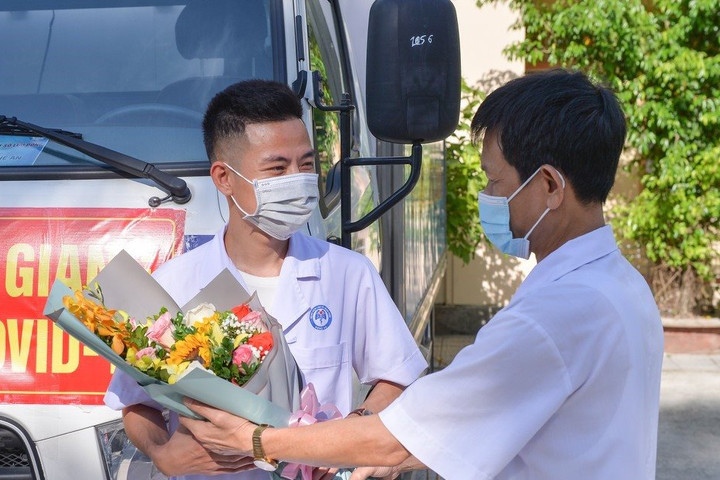 Cán bộ y tế Nghệ An lên đường chi viện cho tâm dịch Bắc Giang