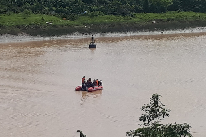 Một phụ nữ gieo mình xuống sông Lèn tự vẫn
