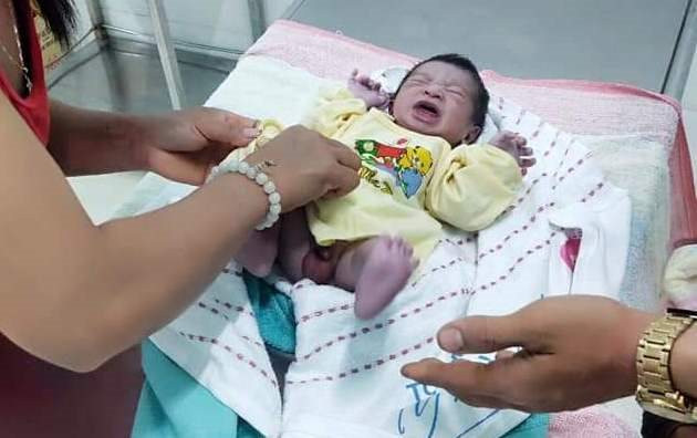 Bé trai sơ sinh bị bỏ rơi trước cổng nhà dân lúc nửa đêm

