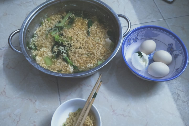 Hà Nội: Người thuê trọ khốn đốn vì không được phát thẻ đi chợ