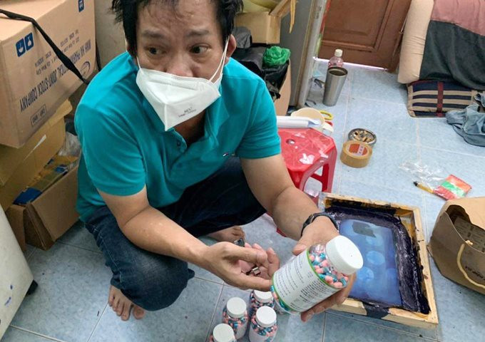 Bắt giữ đối tượng sản xuất hàng trăm lọ thuốc chữa Covid-19 giả