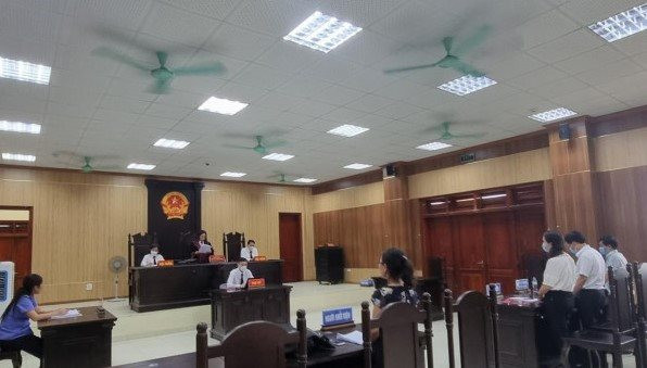 Đình chỉ vụ án nữ giáo viên kiện Chủ tịch huyện
