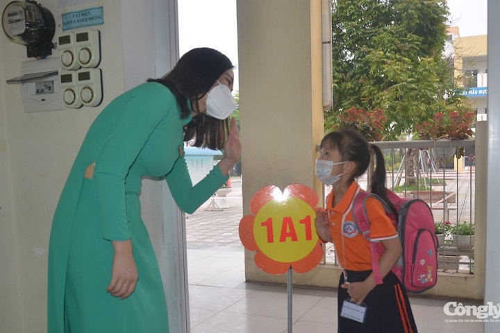 Niềm vui của cô trò khi được gặp nhau tại trường